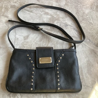 Сумочка через плечо Nine West BlackPebbled веганская кожа на молнии с закрытыми карманами  - Изображение 1 из 4