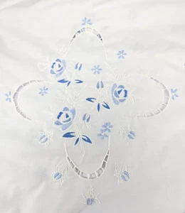 70 x 104 weiße ovale Tischdecke + 12 Servietten bestickt blau Blume Jakobsmuschelrand - Bild 1 von 6