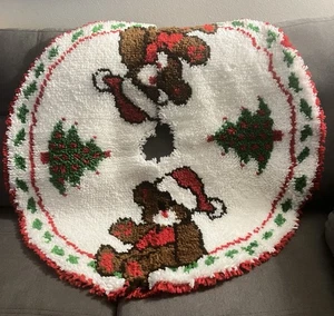 Vintage Latch Hook Rug Handmade Teddy Bear Christmas Tree Skirt 32” round - Foto 1 di 11