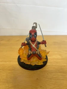 Mini statua esclusiva Marvel Deadpool Quantum Mechanics Q-Fig Loot Crate - Foto 1 di 7