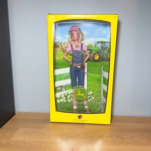 Muñeca Barbie John Deere L4686 2007 de colección etiqueta rosa Mattel nueva - Imagen 1 de 2