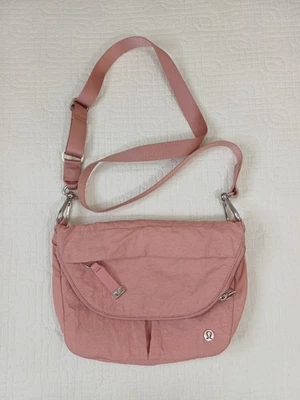 Bolso Bandolera Lululemon All Night Festival Micro 2L Rosa Frío Logo Cremallera Ajustable Foto 1 de 4