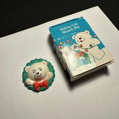 Брошь на булавке Avon Holiday Cub Wreath Christmas Holiday с коробкой белый медведь - Изображение 1 из 4