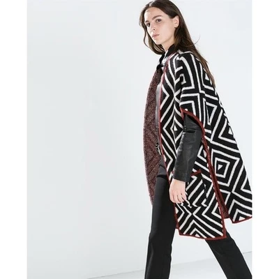 ZARA Tejido Geométrico Poncho Chaleco Negro Blanco Rojo Bolsillos Delanteros Abiertos Mezcla de Lana M Foto 1 de 4