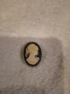 Broche prendedor vintage camafeo blanco y negro tono plata - Imagen 1 de 4