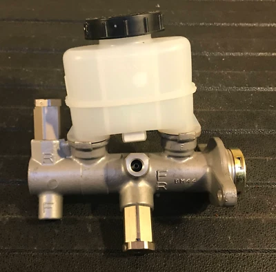 Cilindro maestro de freno Tokico - 46010-2B101 - para Nissan Altima y Stanza 1993-01 Foto 1 de 4