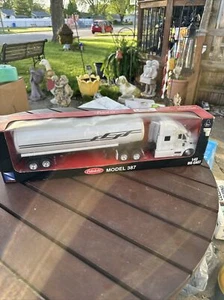 New Ray 1/43 Peterbilt 387 Truck with Oil Tanker Long Hauler - Picture 1 of 6