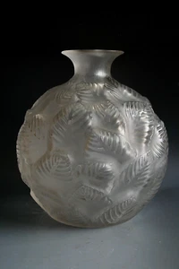ANTIQUE RENE LALIQUE ORMEAUX GLASS VASE - CIRCA 1926 - Picture 1 of 4