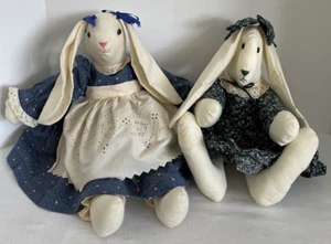 2 vestidos vintage hechos a mano arte popular relleno conejo trapo muñeca decoración del hogar campo - Imagen 1 de 12