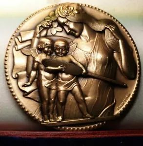 Espléndida MEDALLA ART DECO 77mm francesa de Turín Dama haciendo pelo con querubines - Imagen 1 de 4