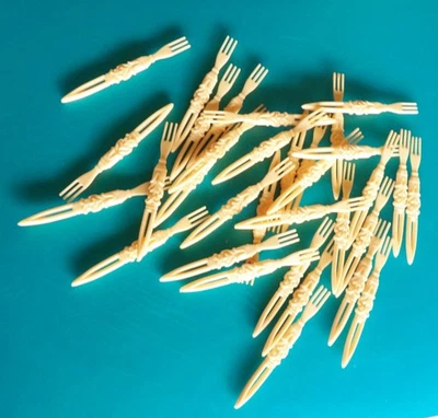 Lote de 33 tenedores de cóctel vintage de los años 50 de plástico Hors D’Oeuvres Foto 1 de 2