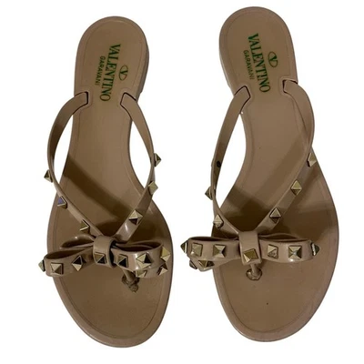 Sandálias Valentino Taupe Flip Flop tamanho 9.5 Valentino Garavani Rockstud Bow  - Imagem 1 de 4