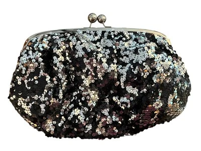 Bolsa de lantejoulas Mossimo preta lantejoula beijo trava 13" L x 9" A - Imagem 1 de 4