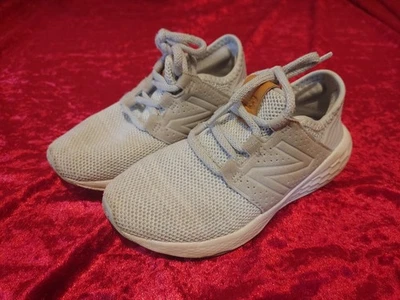 Tênis de corrida usado New Balance Fresh Foam Cruz V2 infantil tamanho 10.5 WCRUZKG2 cinza - Imagem 1 de 4