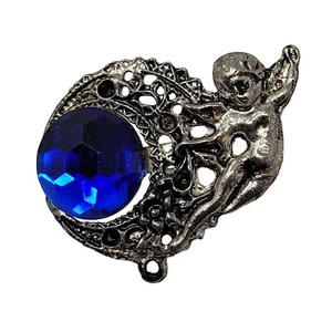 Broche querubín de aspecto vintage con detalles de piedras preciosas y filigrana de vidrio facetado azul - Imagen 1 de 14