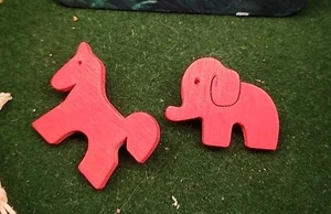 2 Holzbroschen Elefant Pferd Rot Erzgebirge 2,5x2,5cm  - Bild 1 von 3