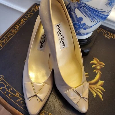 Evan Picone Vera Cuoio Beige Bow-Tow Classic Neutral  Pumps Vintage Made Spain - Image 1 of 4