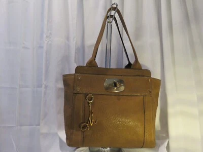 MILLY | Bolso de Mano de Cuero Marrón con Dije Cursivo "M" y Pestillo de Caparazón de Tortuga Foto 1 de 4