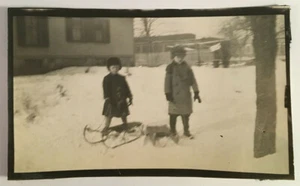 Foto vintage en blanco y negro de niños en trineo en día nevado #3729 - Imagen 1 de 1