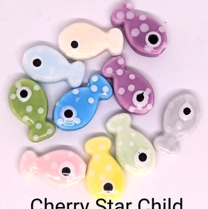 10 x coloured glazed ceramic fish beads for crafts jewellery - Bild 1 von 2