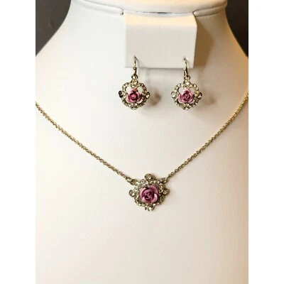 Conjunto de collar y pendientes Avon tono oro rosa con flor rosa y pedrería Foto 1 de 4