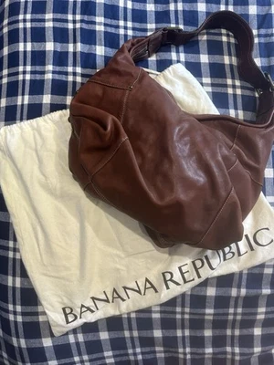 Bolso de Hombro Banana Republic Cuero Marrón Gamuza con Asa de Media Luna Foto 1 de 4