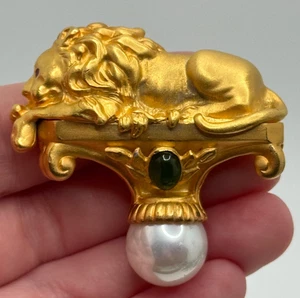 Broche Vintage Ann Firmado a Mano León Corcoran Imitación Perla Tono Dorado - Imagen 1 de 18