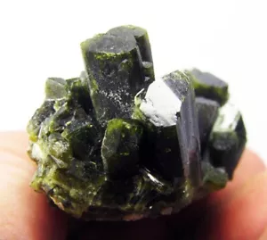 EPIDOTO VERDE CRISTALLI FINI su MATRICE del PERÙ..........SPLENDIDO PEZZO EPIDOTO. - Foto 1 di 12