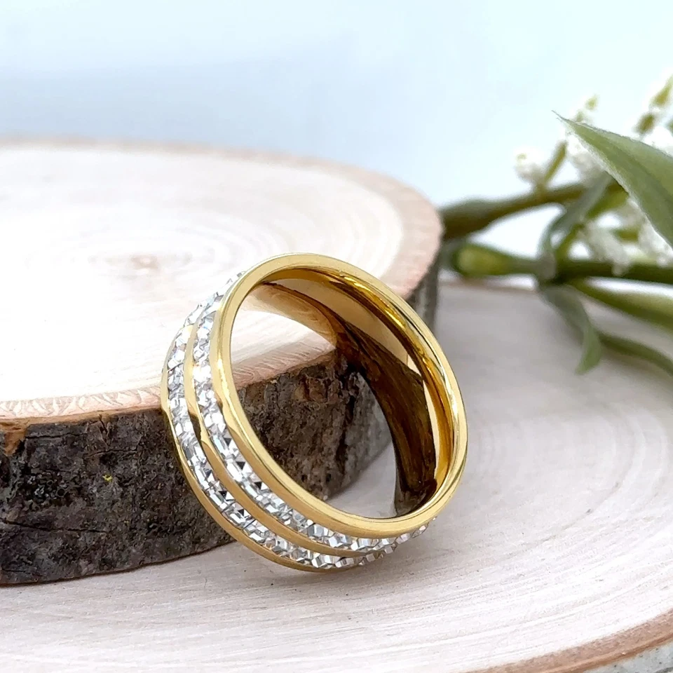 Alianza hipoalergénica para hombre de titanio chapado en oro de 8 mm con filas de circonitas dobles Foto 1 de 4