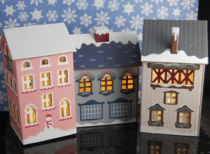 Bullseyes Parque Infantil Casas Set/3 Nuevo en Paquete Pueblo de Navidad Iluminar Objetivo 2022 B - Imagen 1 de 4