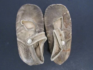 Antike Baby Mädchen Slipper Schuhe ~ Leder mit Perlenknöpfen ~ 4 1/2" x 2" - Bild 1 von 5