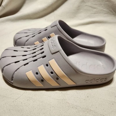 Zueco Adidas Adilette para mujer púrpura claro diapositivas talla EE. UU. hombres talla 10 talla 11 para mujer’s Foto 1 de 4