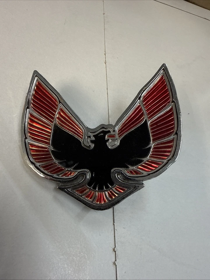 Pontiac Firebird 1970-1974 maletero tapa transmisión am emblema GM parte 9815275 Foto 1 de 4