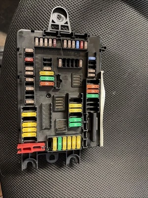 BMW M4 M3 2016-2020 maletero trasero distribución de energía módulo de caja relé de fusibles caja #16 Foto 1 de 4
