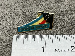 PIN "DÉCADA DE ÉXITO" 17 DE JULIO 1999 BOMBARDERO NORTHROP B-2 FUERZA AÉREA DE EE. UU./ - Imagen 1 de 2