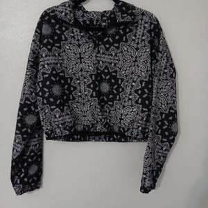 Rue 21 Damen leichte Windbreaker Cropped Jacke Gr. L schwarz/weiß Paisley - Bild 1 von 13