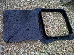 HEAVY DUTY MANHOLE COVER. - Picture 1 of 3