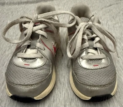Zapatillas con cordones Nike grises y rosas para niños de Nike, talla 9,5C Foto 1 de 4