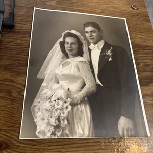 Foto de boda vintage de novia y novio alrededor de 1940 - Imagen 1 de 2