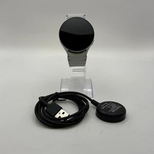 Samsung Galaxy Watch7 44mm srebrny aluminium (LTE) ze srebrnym opaskiem sportowym - doskonały - Zdjęcie 1 z 5