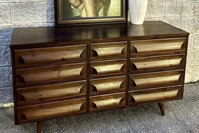 Cómoda moderna de mediados de siglo Franklin Shockey escultural de pino macizo Foto 1 de 4