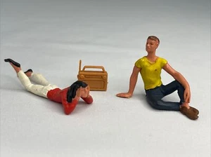 Britains Floral Miniature Garden Figures From Set 7530: Teenagers & Radio - Picture 1 of 4