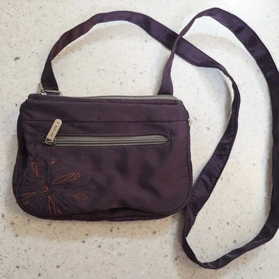 Bandolera/hipster pequeña Travelon púrpura con bordado floral Foto 1 de 4