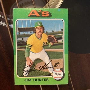 1975 Topps #230 Jim "Catfish" Hunter - Ink Dot Error Card - Picture 1 of 3