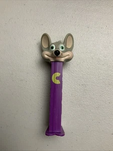 Chuck E Cheese dispenser caramelle PEZ da collezione gambo viola 2017 usato no caramelle - Foto 1 di 6