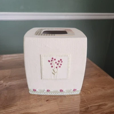 Bonita caja de pañuelos de cabaña de flores silvestres pintada a mano de resina rosa Foto 1 de 4