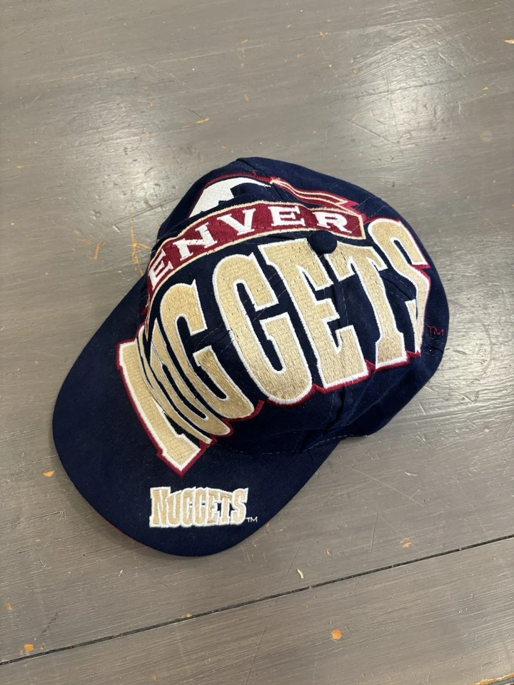 Sombrero trasero a presión con logotipo grande Denver Nuggets años 90 raro Foto 1 de 4