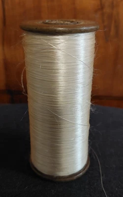 Bobine bois ancienne SAM fil de soie beige clair - Photo 1/4