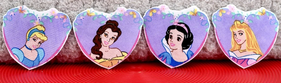 Apliques de transferencia de princesas de corazón Disney, 4 princesas en corazones, 2,3" l x 2,5" w Foto 1 de 1