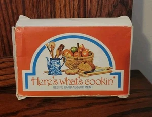 Tarjetas de recetas de colección Current Here’s What’s Cooking 27 tarjetas 1987 - Imagen 1 de 4